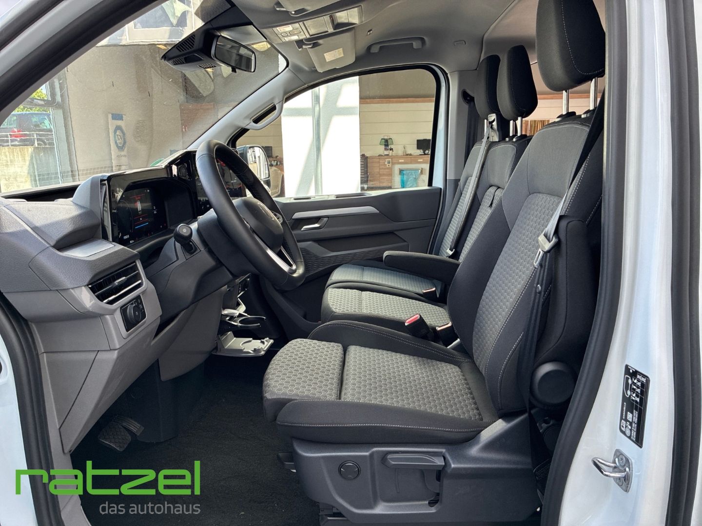 Fahrzeugabbildung Volkswagen T7 Caravelle e-Caravelle 9-Sitzer Life Navi+LED+