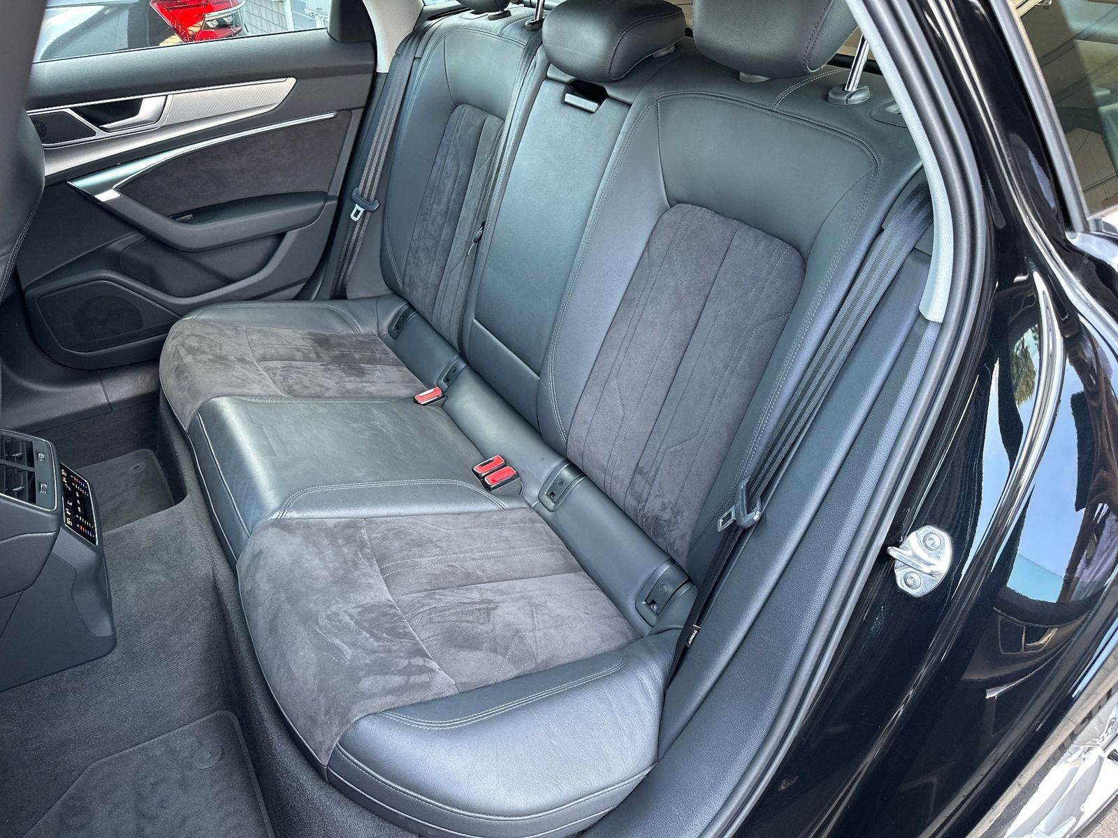 Fahrzeugabbildung Audi A6 Avant 40 TDI Sport NAV+LED+SHZ+KAM+AHK+DAB