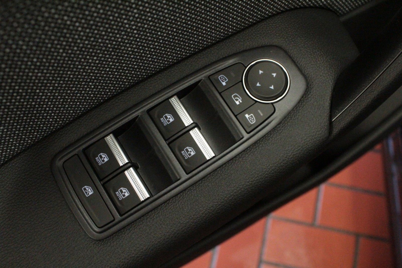 Fahrzeugabbildung Renault Captur Mild Hybrid 160 EDC Techno #15173