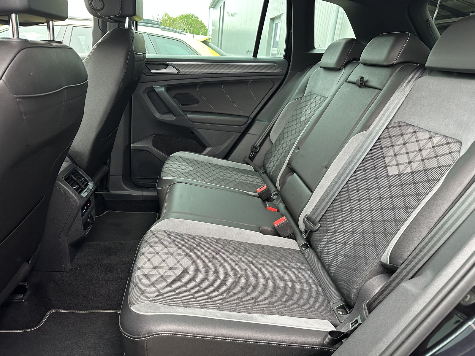 Fahrzeugabbildung Volkswagen Tiguan 1.5 TSI DSG R-Line NAV+LED+AHK+20ZOLL+KAM