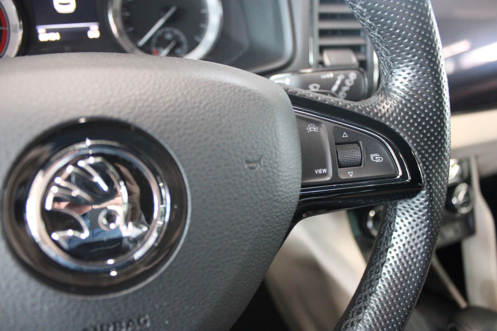 Fahrzeugabbildung SKODA Karoq 1.5 TSI ACT DSG Style LED AHK NAVI WinterP