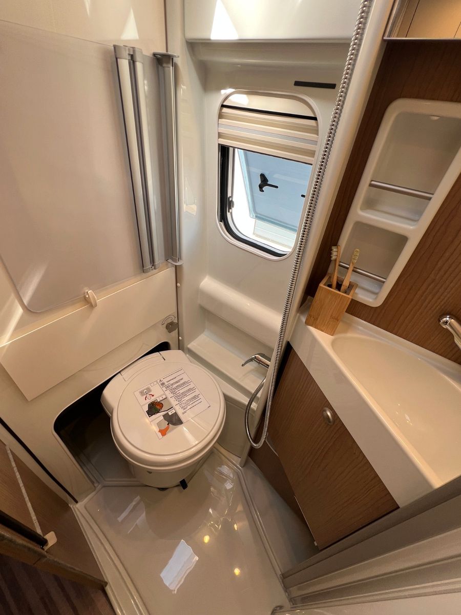 Fahrzeugabbildung Malibu Van first class - two rooms GT skyview 640 LE RB