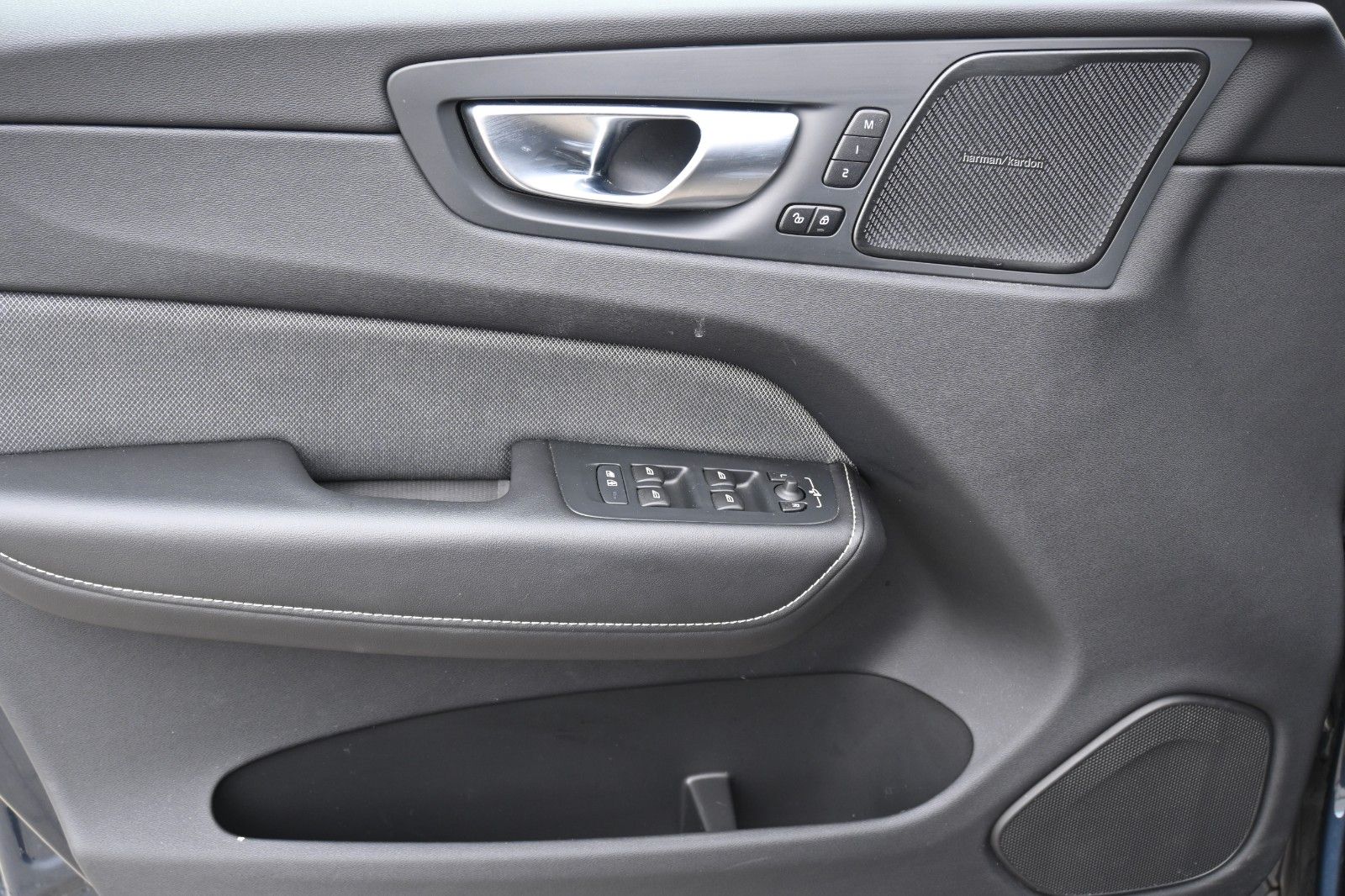 Fahrzeugabbildung Volvo XC60 B4D Plus Dark*LED*PANO*STHZ*360*H&K*BLIS