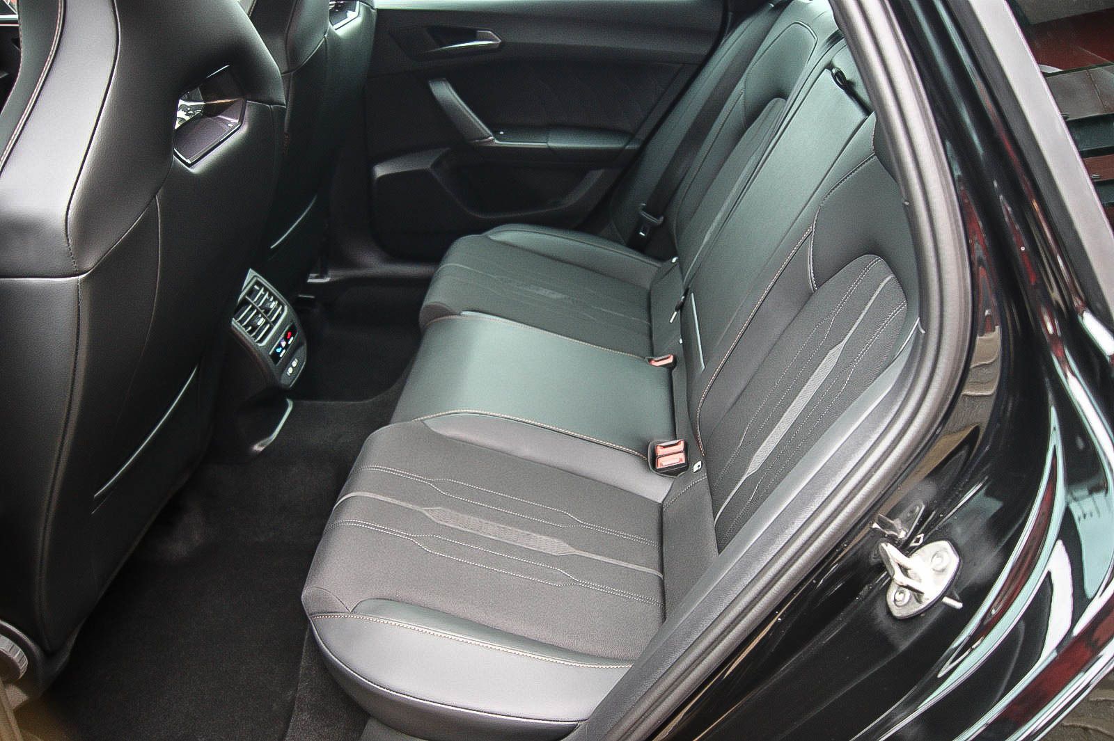 Fahrzeugabbildung CUPRA Leon Sportstourer e Hybrid DSG XL-VISION 1.HAND