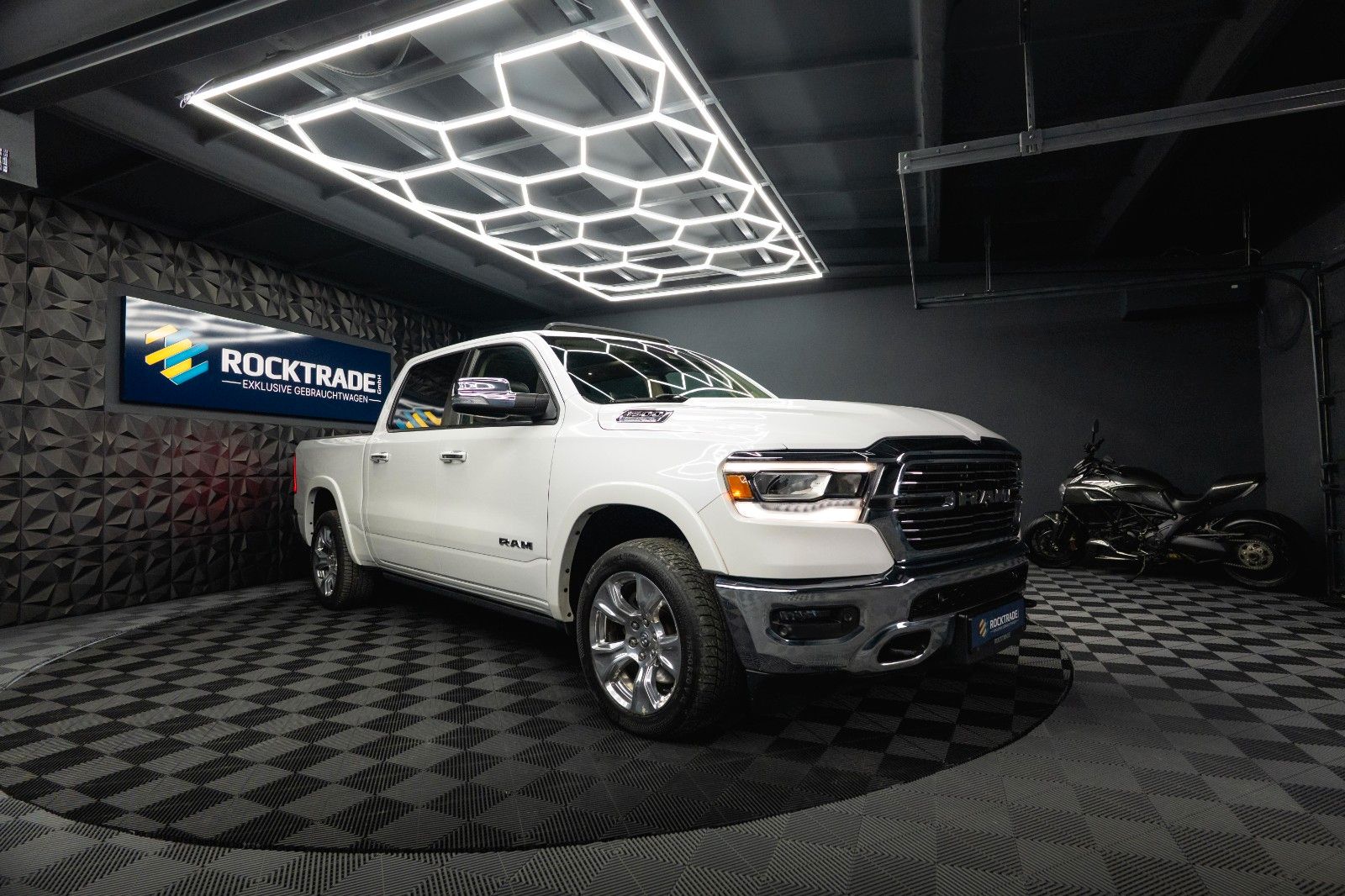 Fahrzeugabbildung Dodge RAM 5.7 V8 HEMI 4x4 LARAMIE LPG *Unfallfrei*Pano