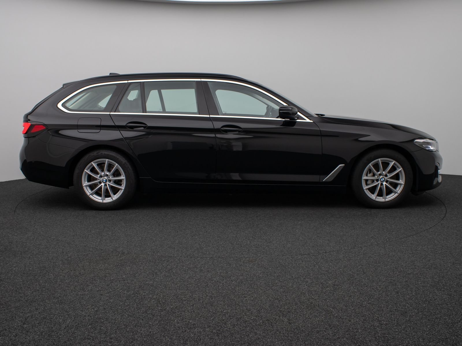 Fahrzeugabbildung BMW 530d Panorama Kamera DAB HiFi DrivAssist Komfort