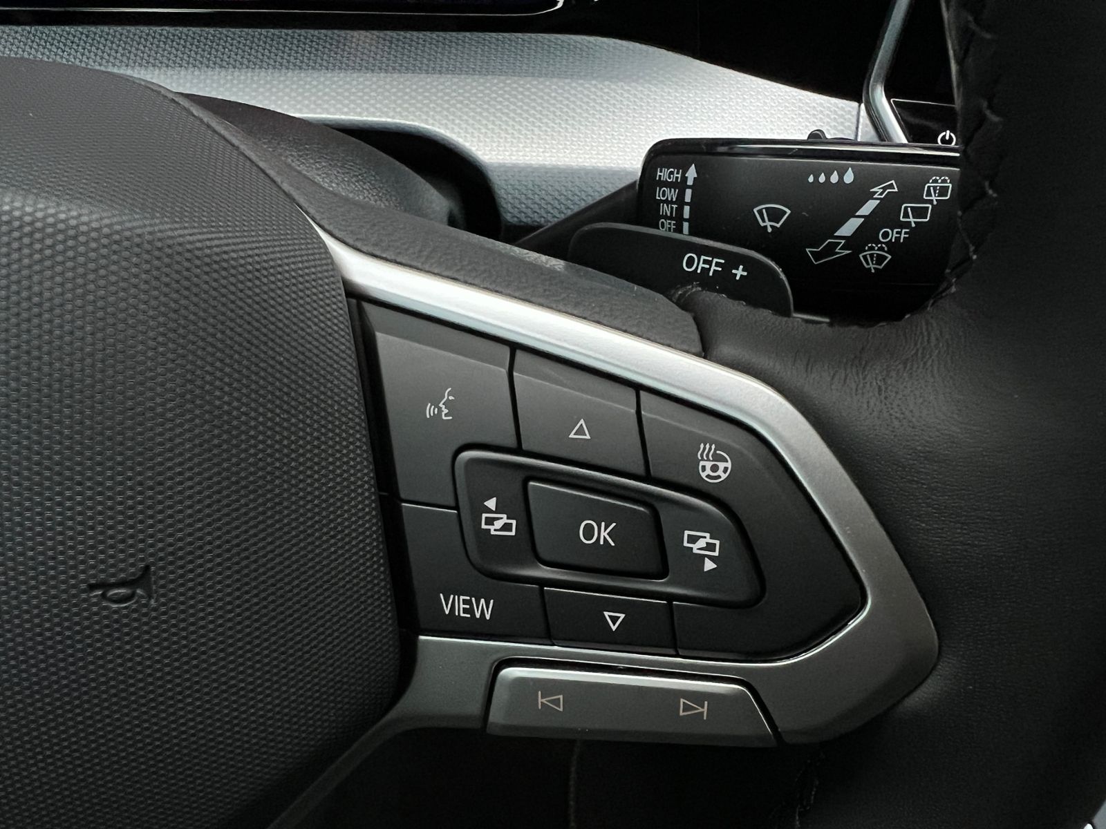 Fahrzeugabbildung Volkswagen Golf VIII Variant Life 2.0 TDI DSG *AHK, LED, AC