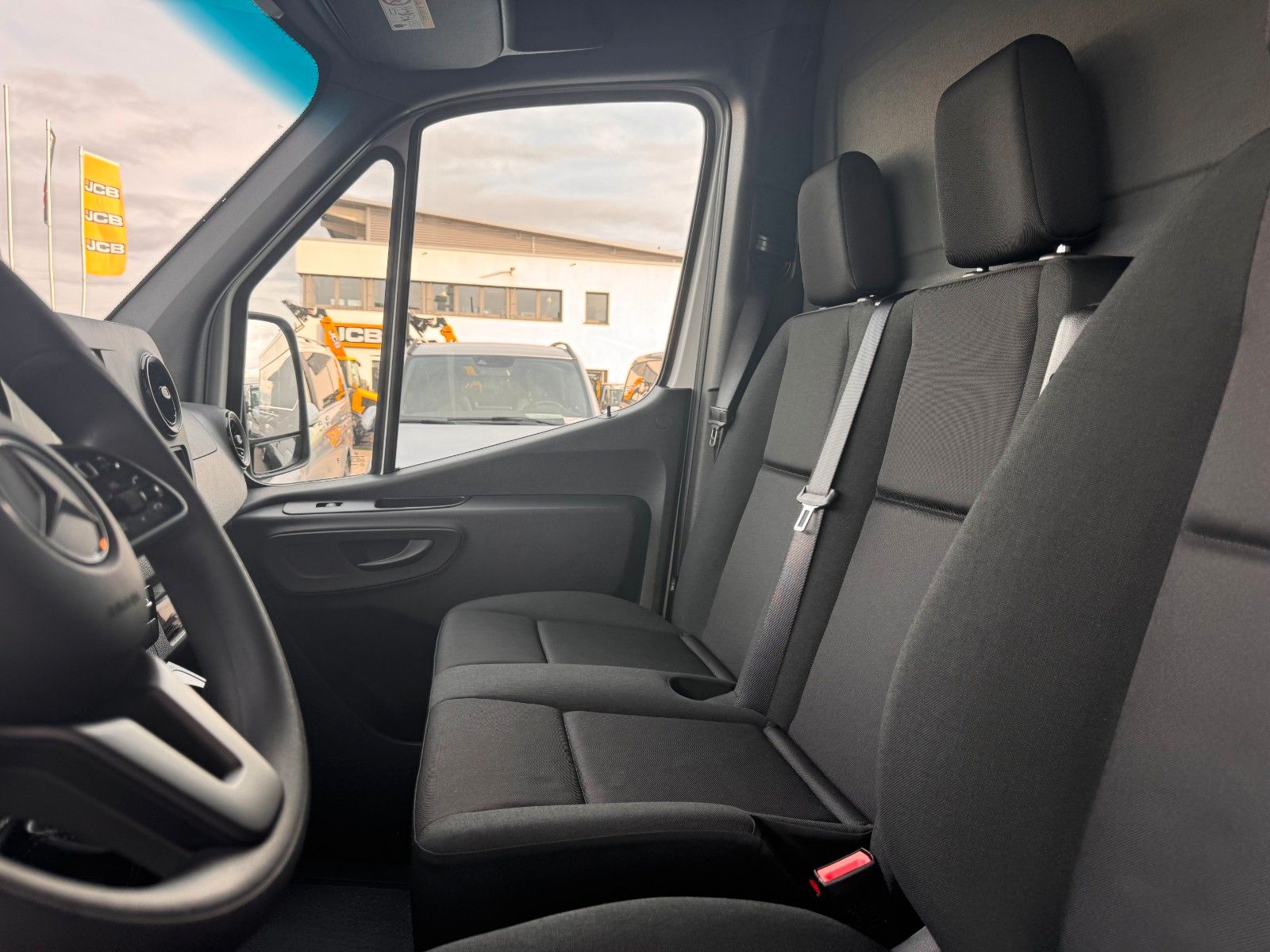 Fahrzeugabbildung Mercedes-Benz Sprinter 315 CDI Möbelkoffer Treppe Windabweiser