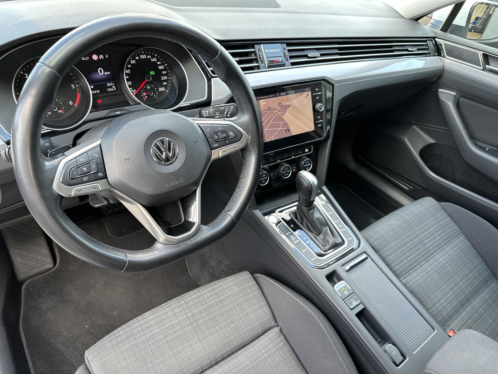 Fahrzeugabbildung Volkswagen Passat Variant 2.0 TDI DSG R-Line NAV+LED+AHK+PP