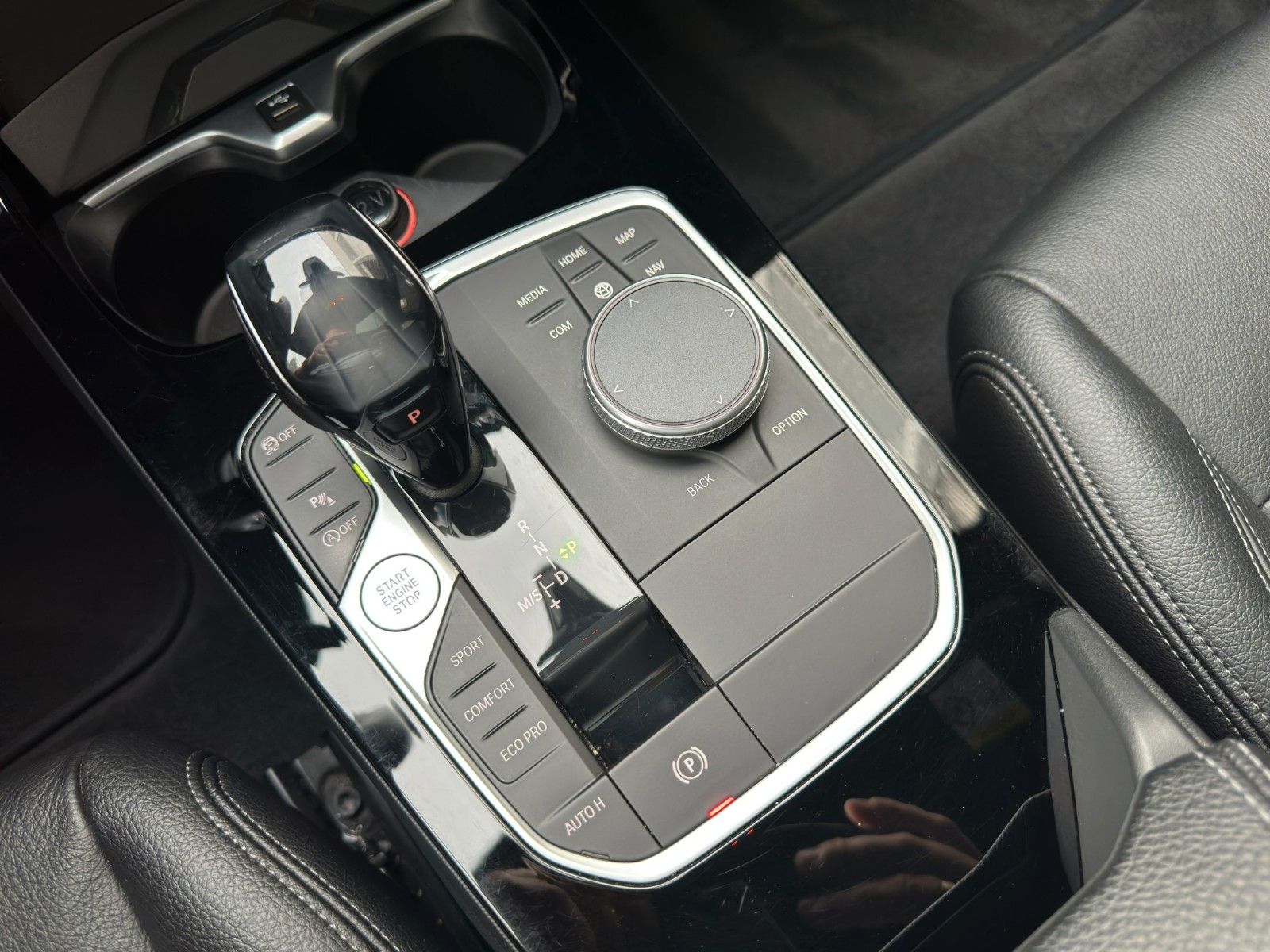 BMW 118d Adv. AUT. LC.PRO HUD PANO LEDER AHK KAMERA foto 24