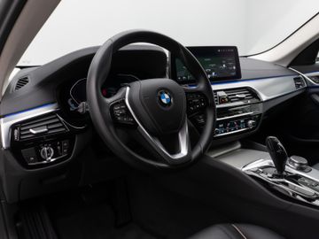 Fahrzeugabbildung BMW 520d Luxury Line Kamera HUD DAB AHK Alarm 19Zoll