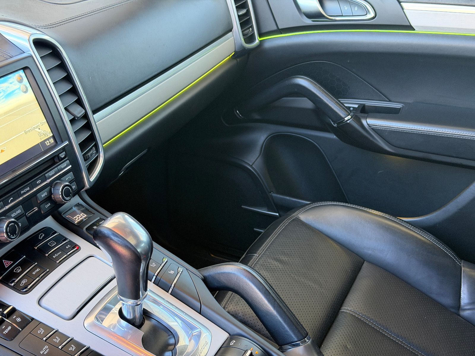 Fahrzeugabbildung Porsche Cayenne /LED/S-DACH/21"ALU/NAVI/LEDER/KAMERA