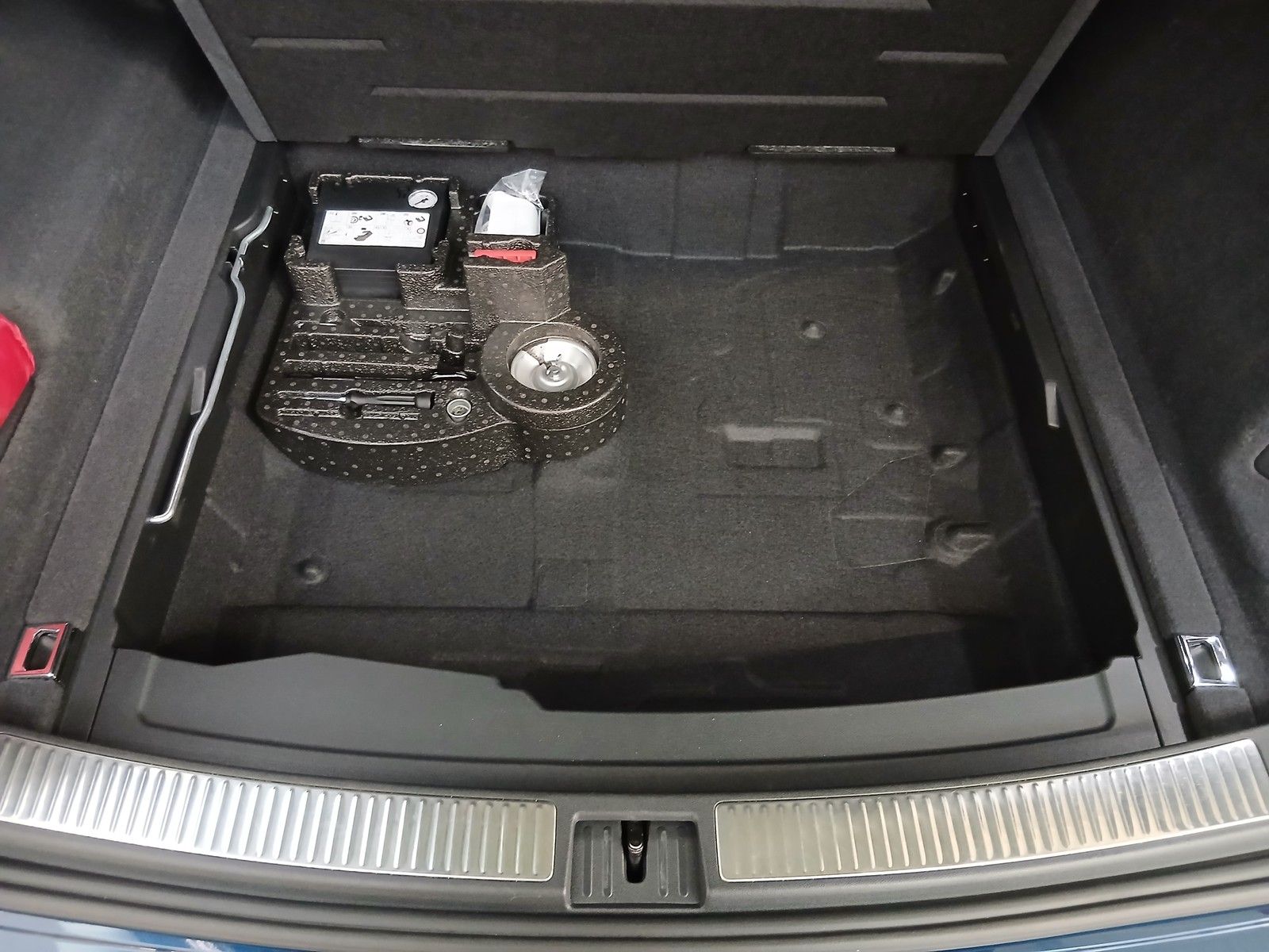 Fahrzeugabbildung Volkswagen Touareg R-Line 3,0 TSI UPE 96.000 +Navi+AHK+LED