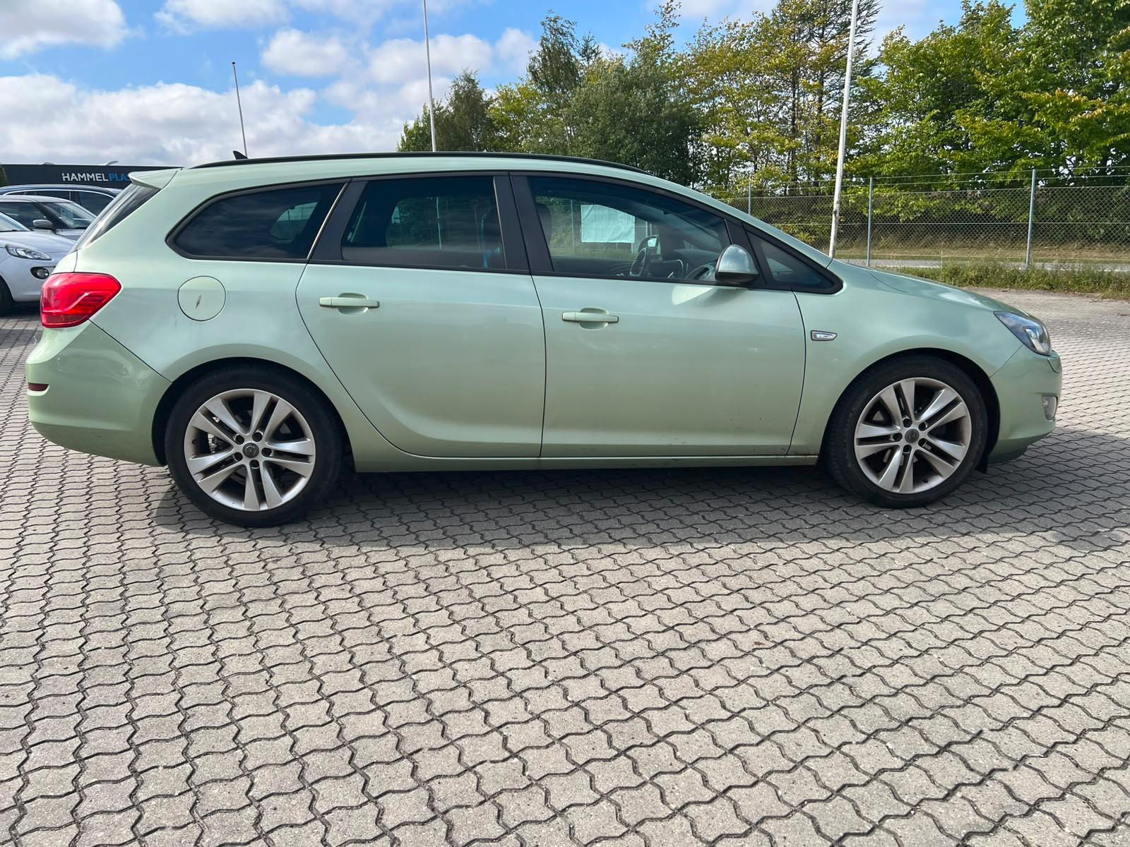 Opel Astra 2011 — photo 5