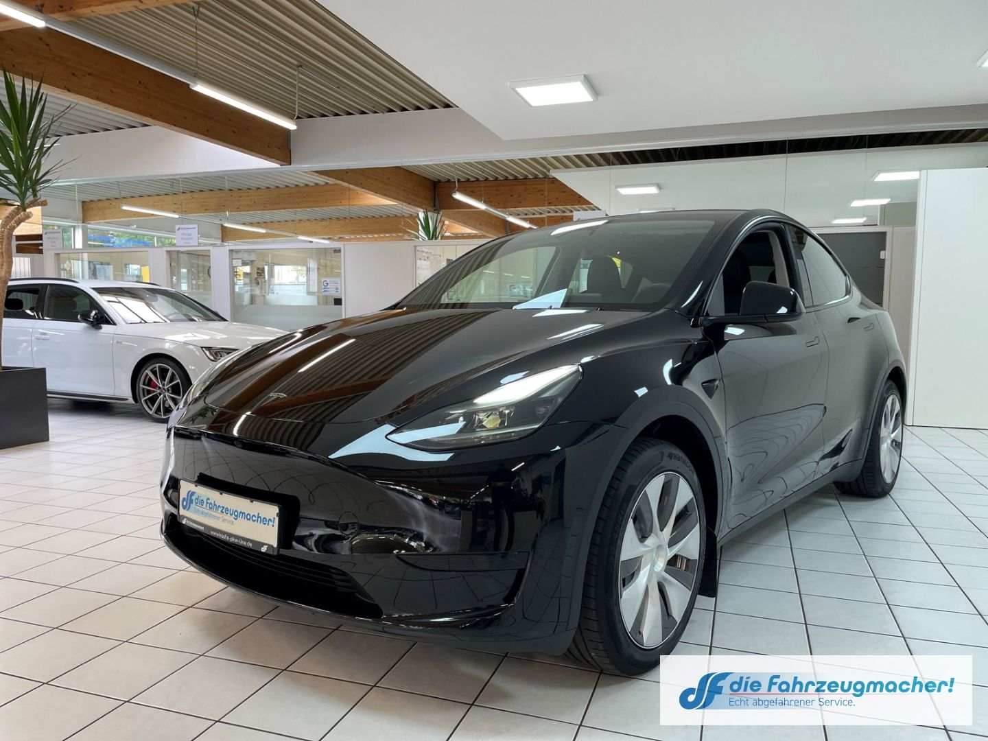Fahrzeugabbildung Tesla Model Y Basis RWD Panorama Navi Soundsystem LED