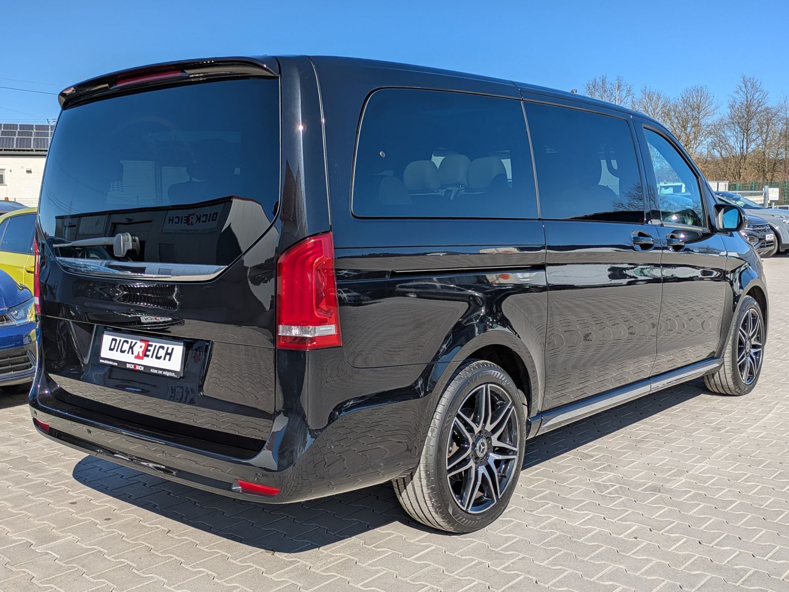 Fahrzeugabbildung Mercedes-Benz V 300 d 4MATIC AMG lang PANO*LED*LEDER*DISTR.