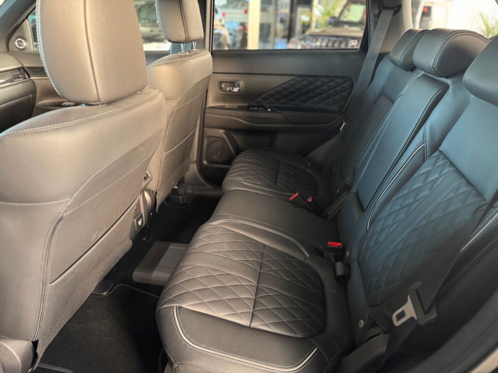 Fahrzeugabbildung Mitsubishi PHEV Outlander 4WD TOP LUXURY AHK 1.HAND