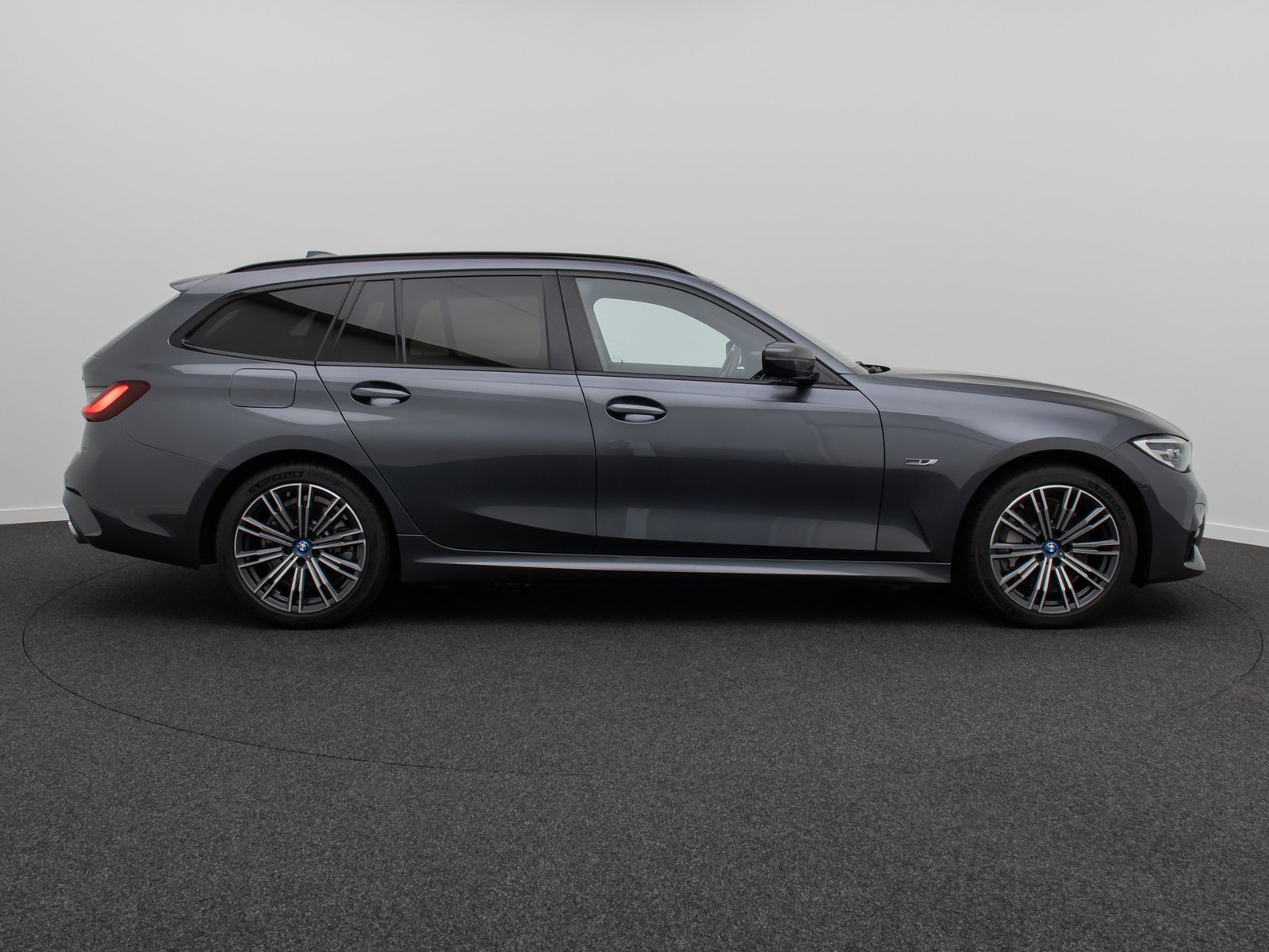 Fahrzeugabbildung BMW 330e M Sport Alarm AHK DAB HiFi Komfort PDC 18"