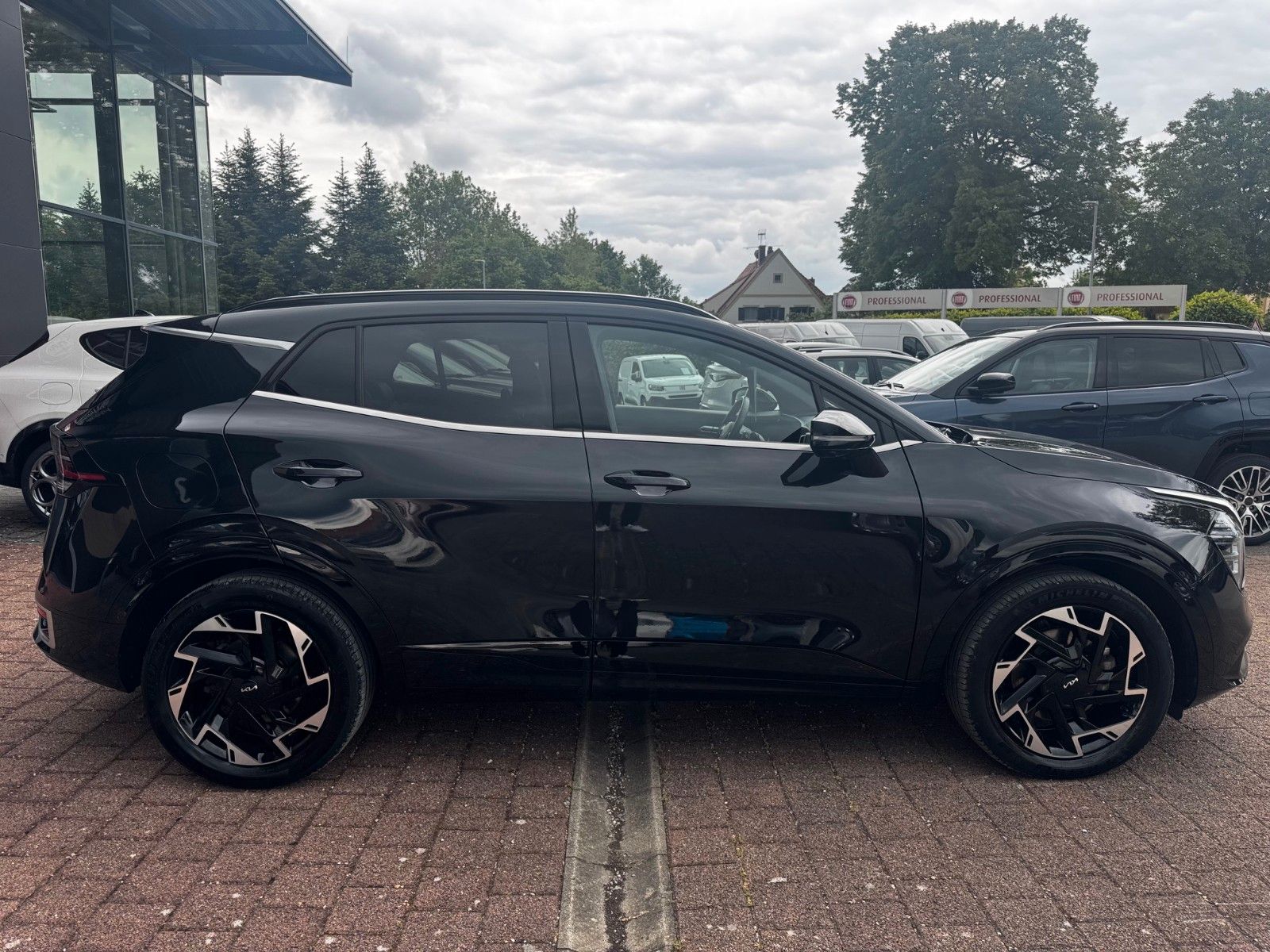 Fahrzeugabbildung Kia SPORTAGE 1.6T PHEV GTL DRIVE SOUND 265 PS 360°