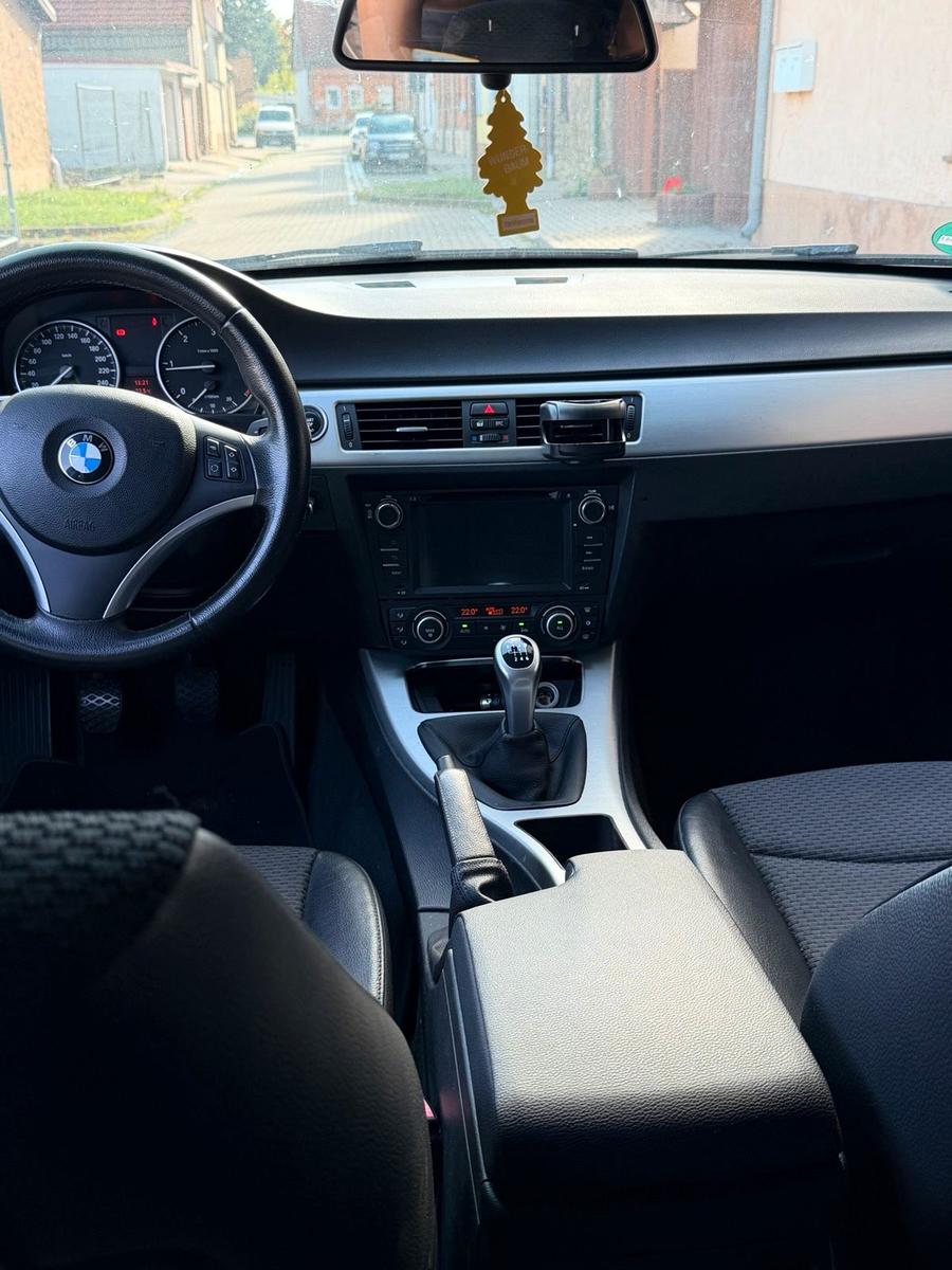 BMW 318 2009 — photo 9
