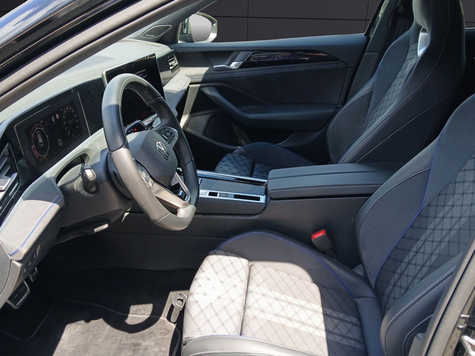 Fahrzeugabbildung Volkswagen Passat TDI R-Line Black Style Matrix AHK Navi AI