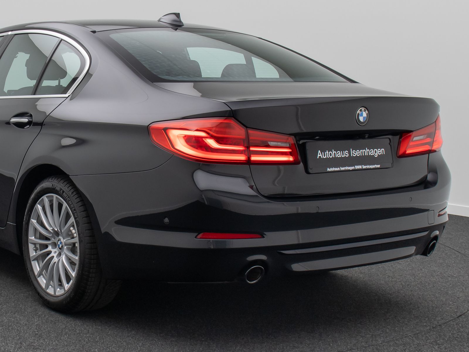 Fahrzeugabbildung BMW 530d Sport Line ACC Kamera HUD HiFi DisplayKey