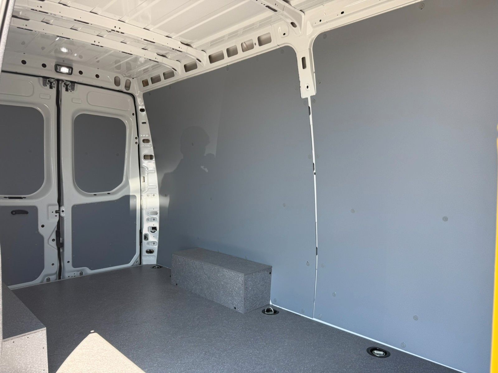 Fahrzeugabbildung Iveco Daily 35S18HA8 V Kastenwagen *R 3.520*AHK*