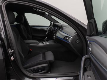 Fahrzeugabbildung BMW 520d xDr Tour HUD DAB Komfortzugang HI-FI