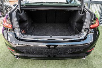 Fahrzeugabbildung BMW 330i Lim. Sport Line|KAMERA|AUTOMATIK|DISPLAYKEY