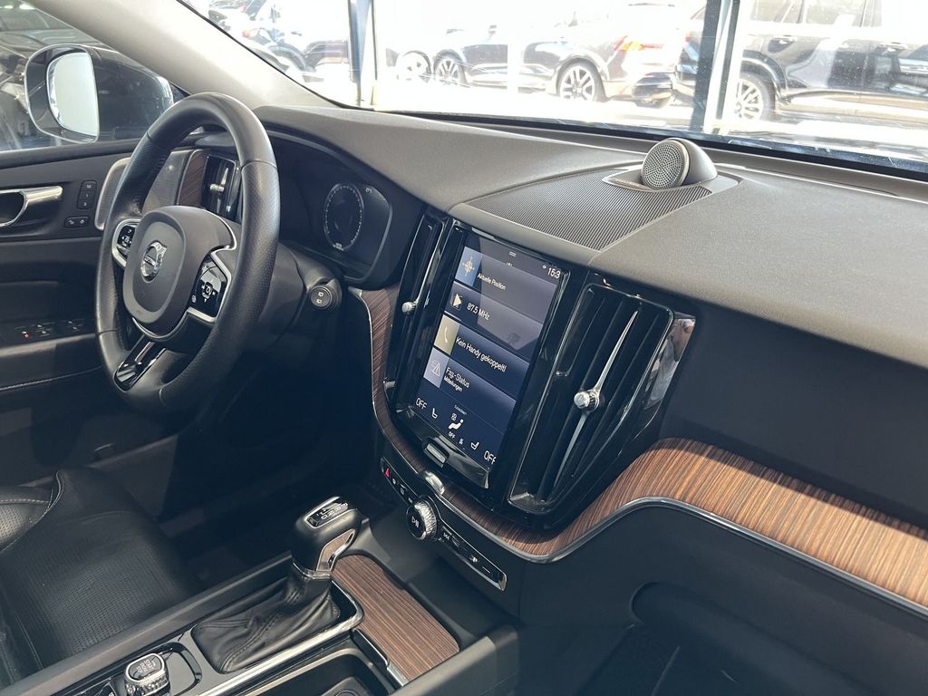Volvo XC60 D5 Inscription AWD B&W Massage Pano Kamera