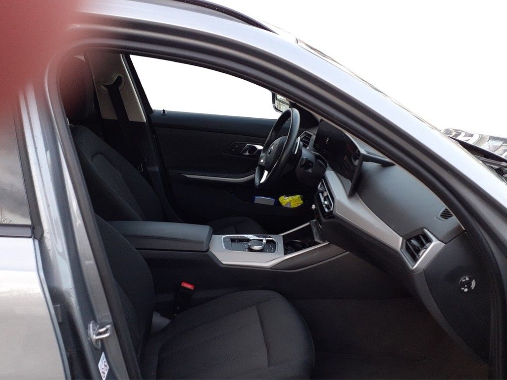 BMW 320d Touring XDrive Steptronic LED*NAV*SHZ*PDC*T foto 10