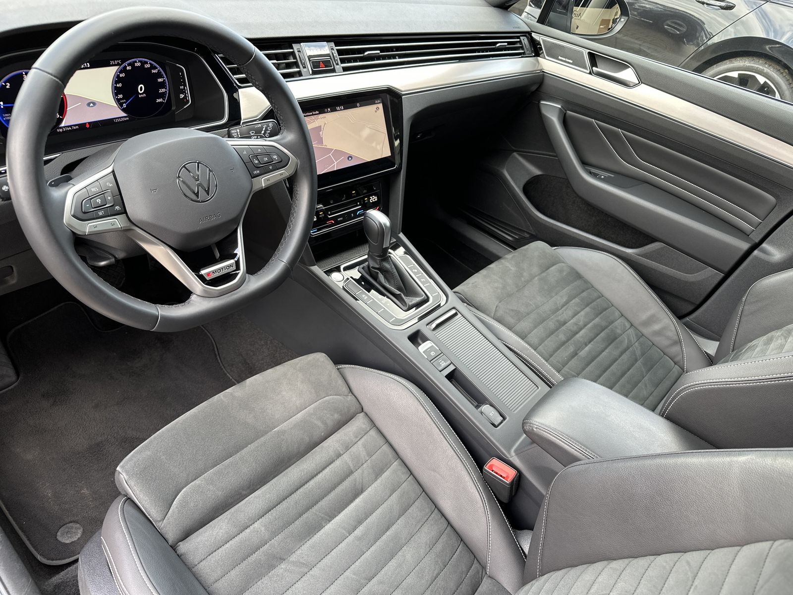 Fahrzeugabbildung Volkswagen Passat Variant 2.0 TDI 4M R-Line NAV+MED+PANO+PP