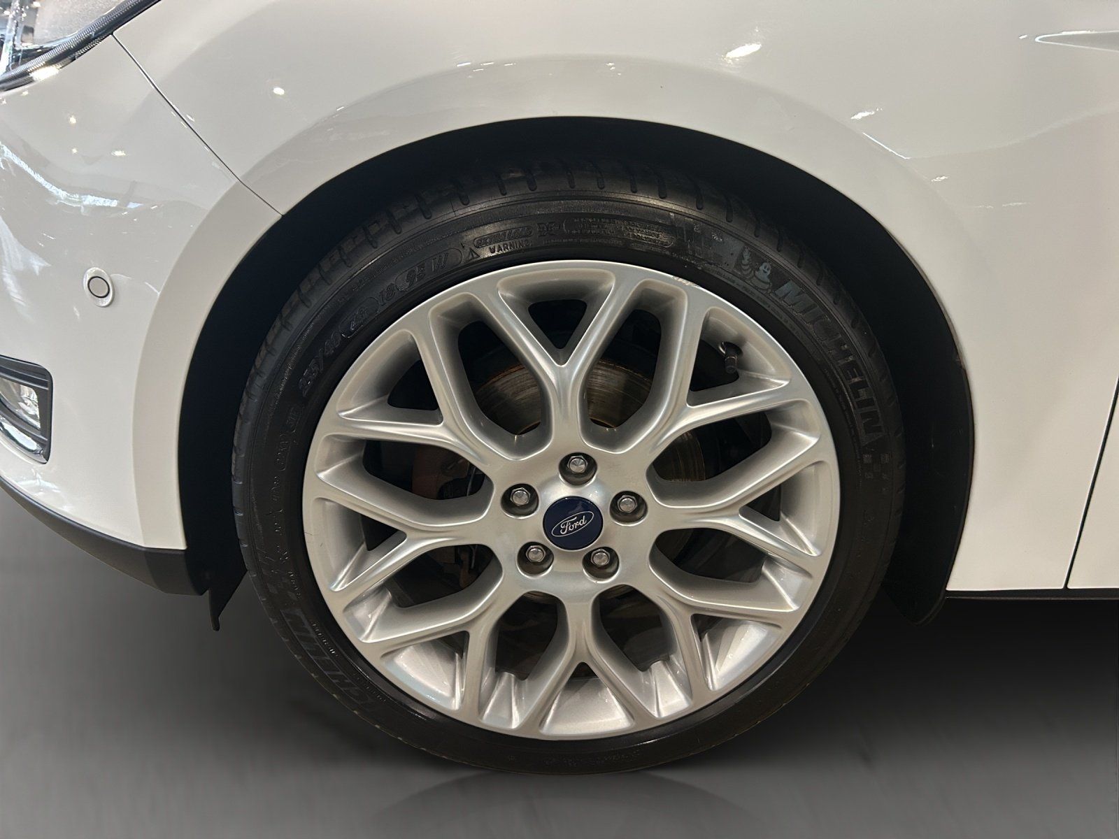 Fahrzeugabbildung Ford Focus Titanium 1,5 TDCi Lim 5-Tg/AHK