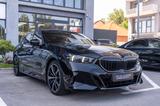 BMW 520 i M Sport Pro_Pano_IconiGlow_B&W - BMW 520 mit Hybrid-Antrieb: Limousine