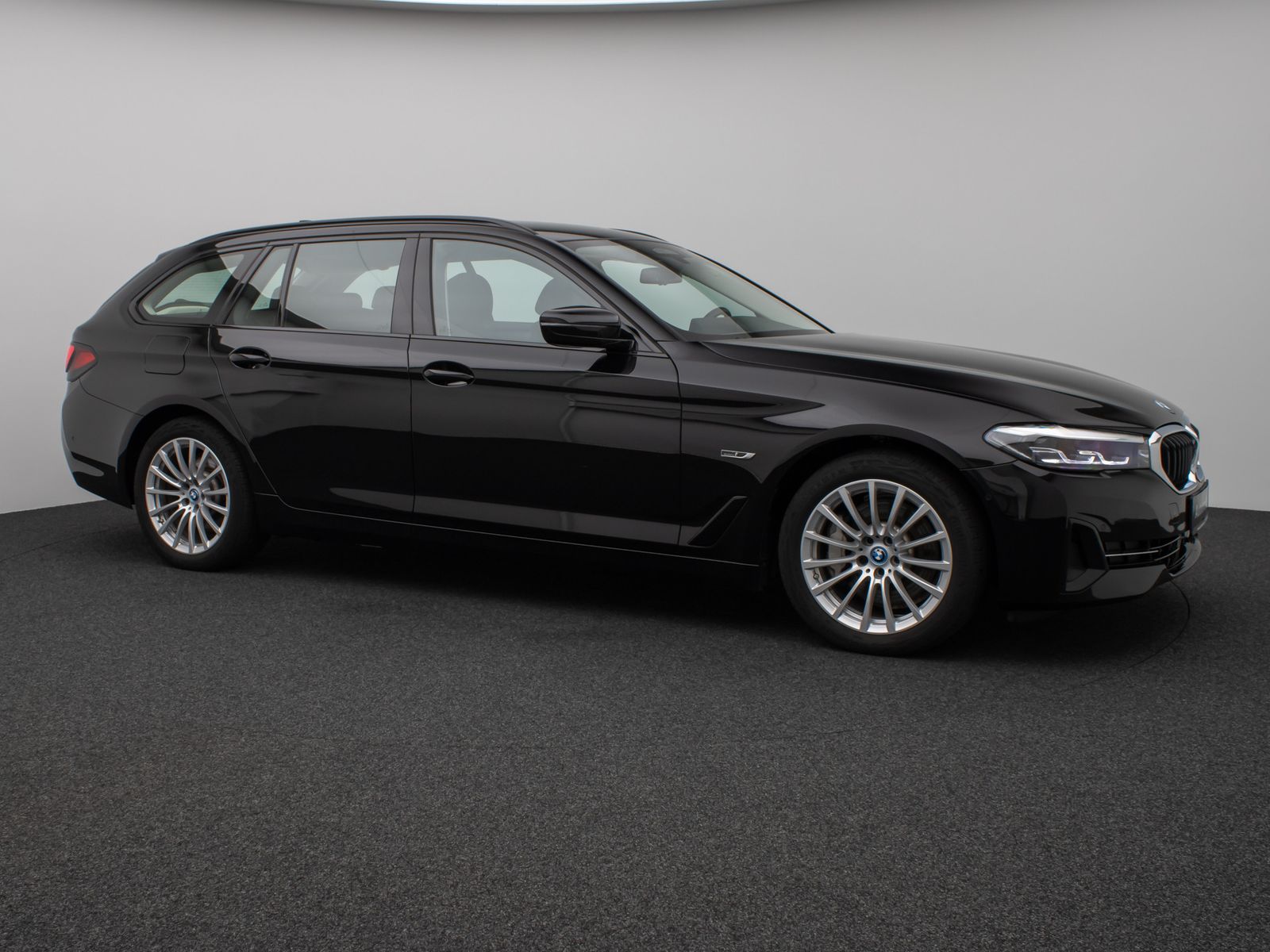 Fahrzeugabbildung BMW 530e Kamera DAB WLAN CockPitPro ACC Alarm LED