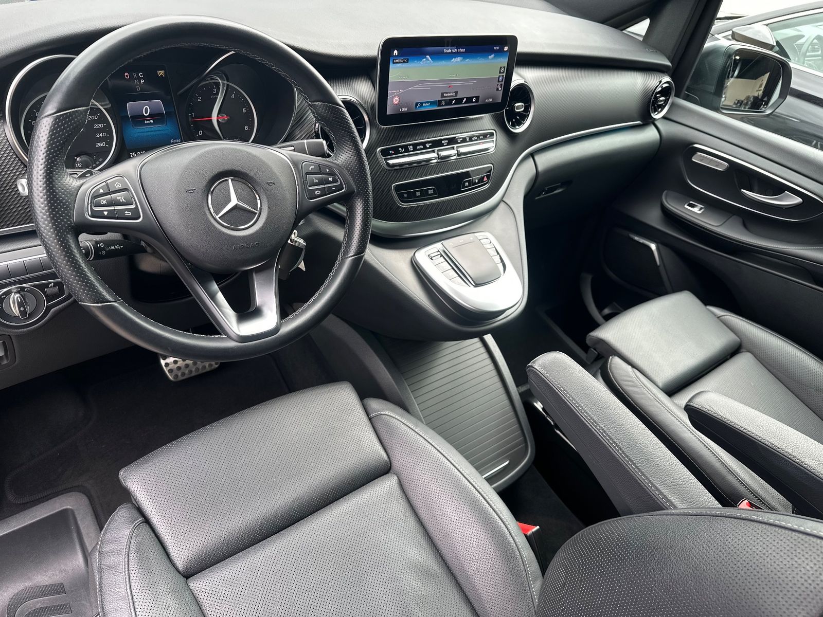 Fahrzeugabbildung Mercedes-Benz V 250 AMG-Line NAV+LED+360°+PANO+AHK+AIRMATIC