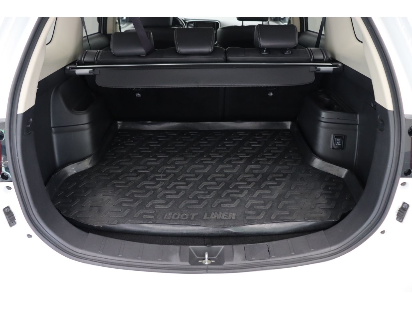 Fahrzeugabbildung Mitsubishi Plug-in Hybrid Outlander PHEV Basis 4WD Tempomat