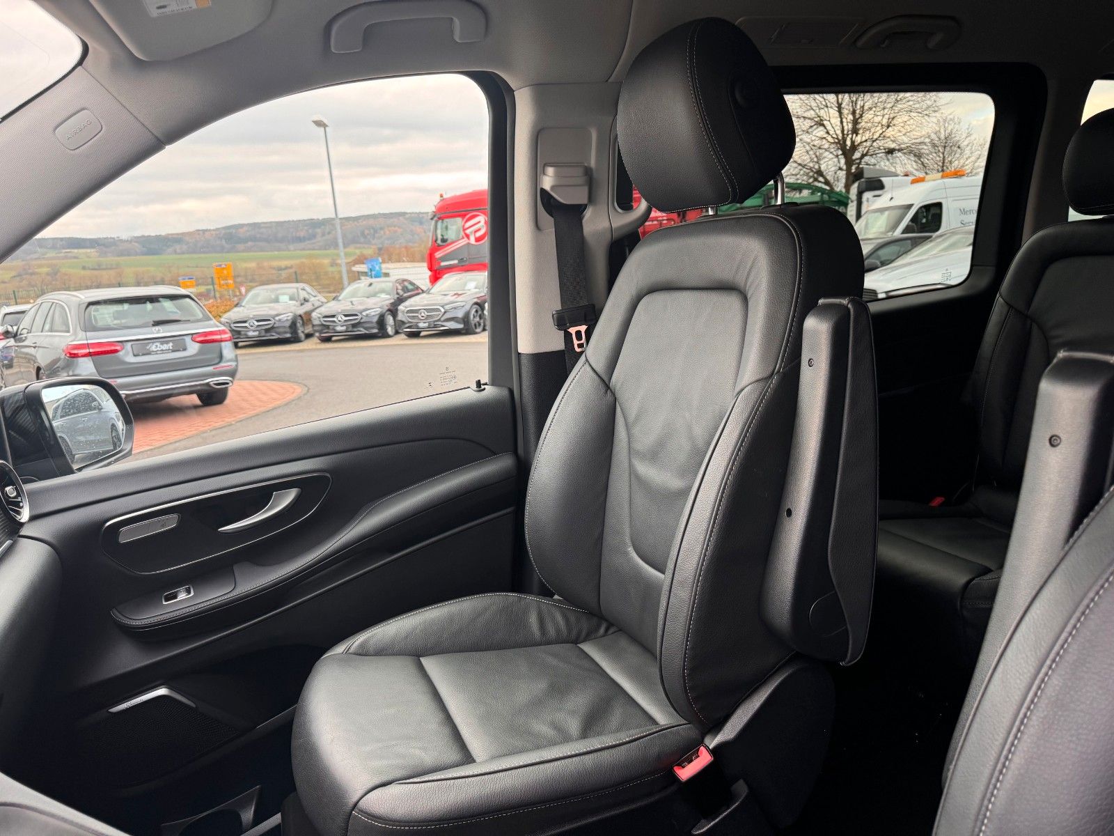 Fahrzeugabbildung Mercedes-Benz V 300 d AVA Extralang 4MATIC AHK Stdh DISTRONIC