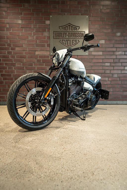 Harley-Davidson Softail Breakout 114 BREAKOUT CUSTOM BIKE