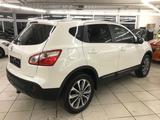 Nissan Qashqai 1.6i Automatik°Rückfahrkam°Panoram 48Tkm - Nissan Qashqai mit Benzin-Antrieb: Leder, Navigationssystem, Geländewagen, 1.6