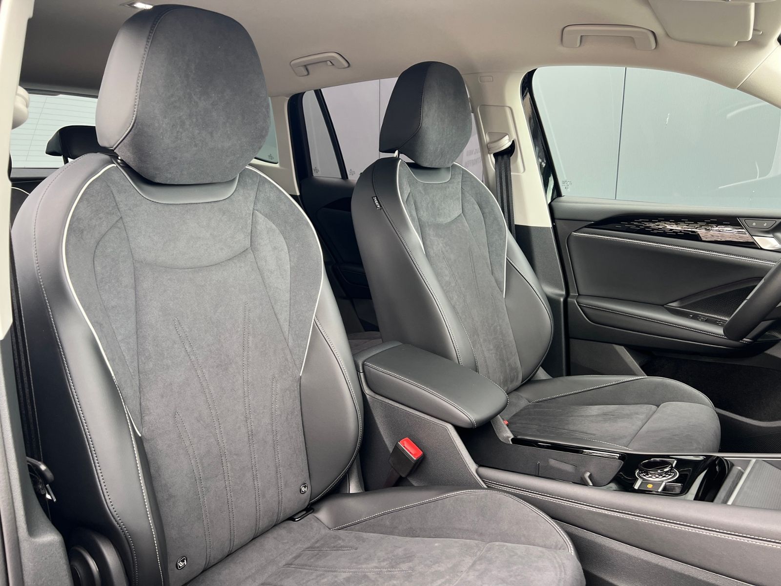 Fahrzeugabbildung Volkswagen Tiguan Elegance 1.5 eTSI DSG *AHK, IQ.Light, Nav