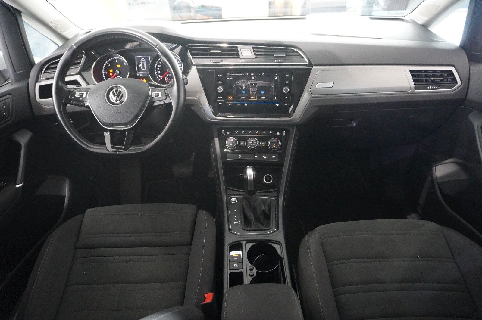 Fahrzeugabbildung Volkswagen Touran 2.0 TDI COMFORTLINE DSG NAVI/SH/ACC/DAB+