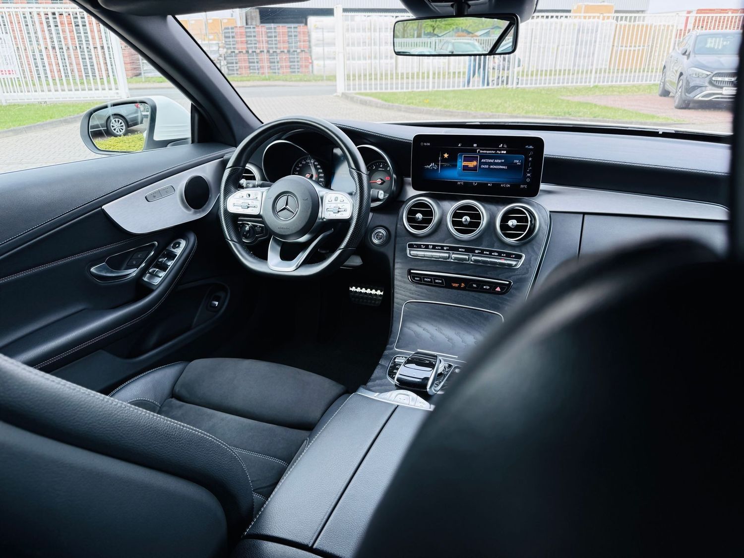 Fahrzeugabbildung Mercedes-Benz C 200 CABRIO AMG, Autom., Multibeam, RFK, Tot, N