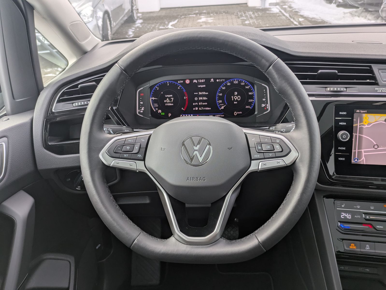 Fahrzeugabbildung Volkswagen Touran 2.0 DSG R-Line High. Pano 7-Si IQ.Dri AHK