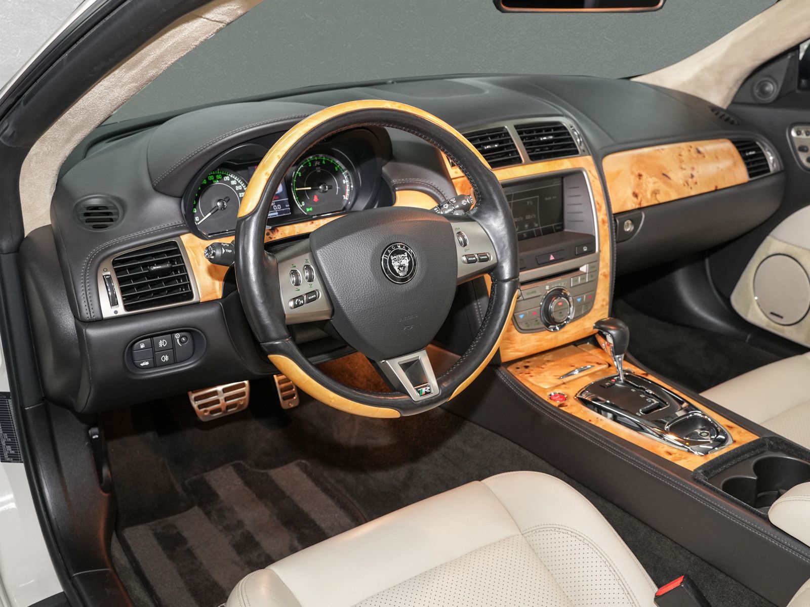 Fahrzeugabbildung Jaguar XKR Cabrio - CATS|20"|Bi-Xenon+aktiv.KL|ALPINE