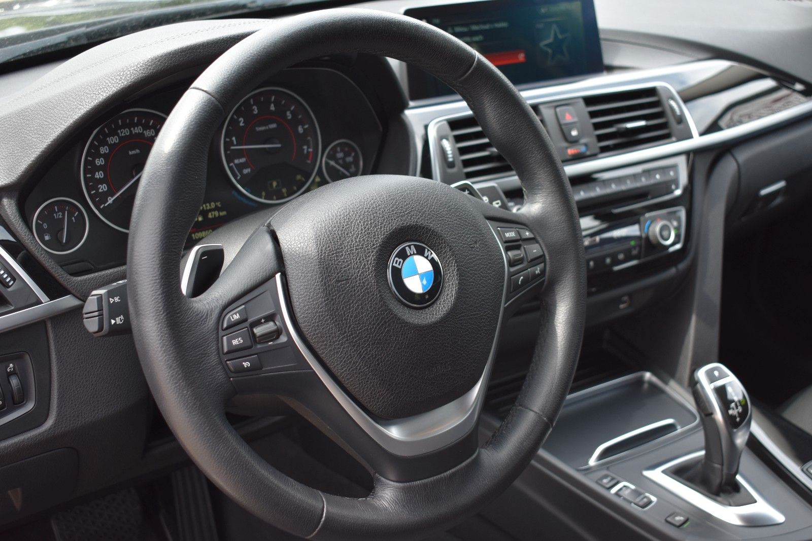 Fahrzeugabbildung BMW 320i Touring Sport Line Sportautom.AHK LED Pano