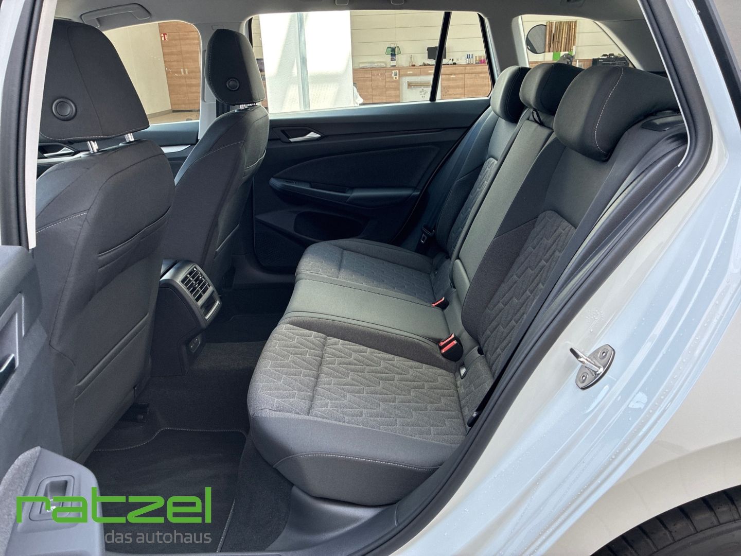 Fahrzeugabbildung Volkswagen Golf Variant LIFE 1.5 TSI DSG NAVI+ACC+LED+SHZ