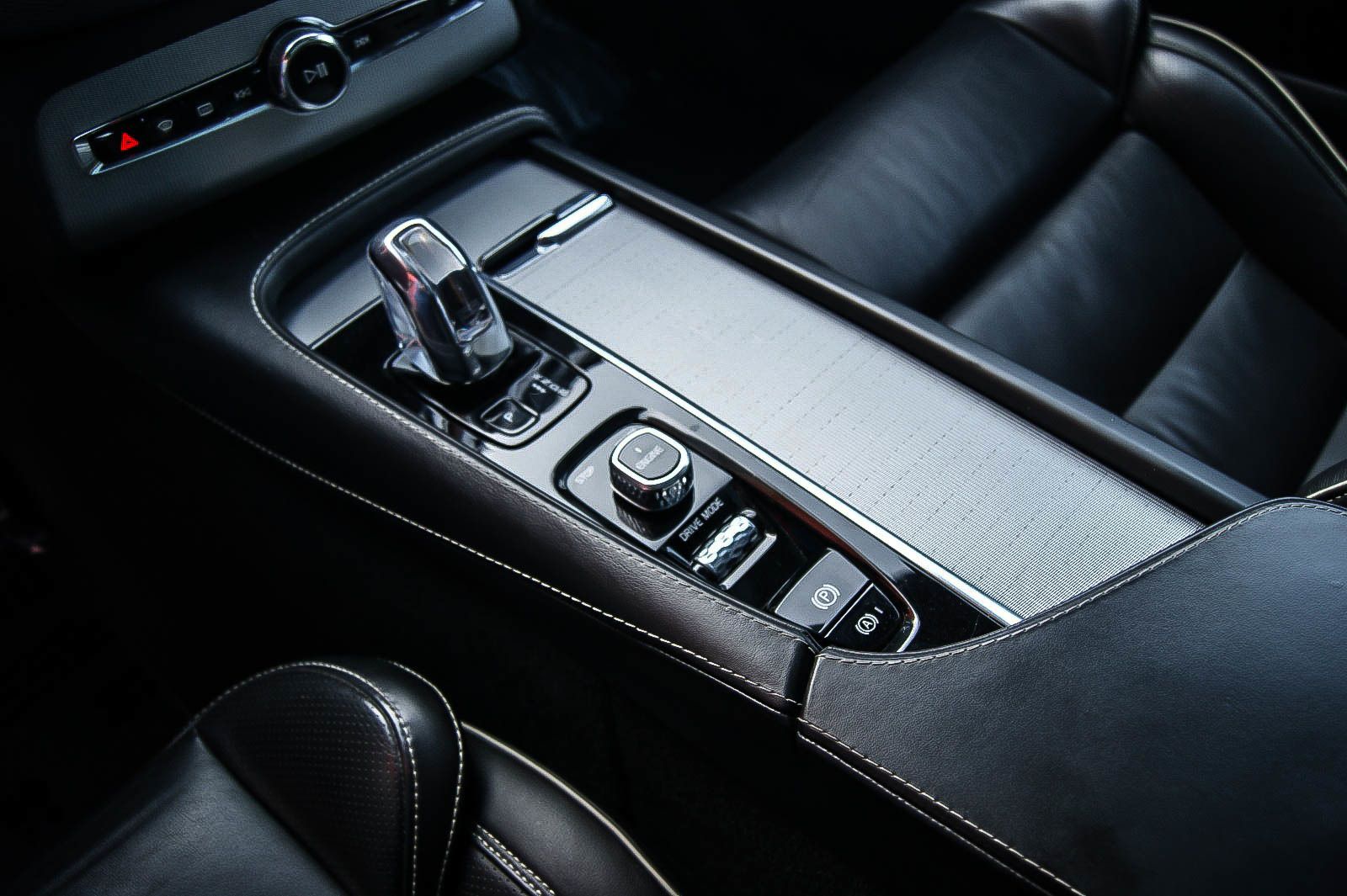 Fahrzeugabbildung Volvo XC90 T8 Hybrid R-DESIGN AWD 22-ZOLL STANDHEIZUNG