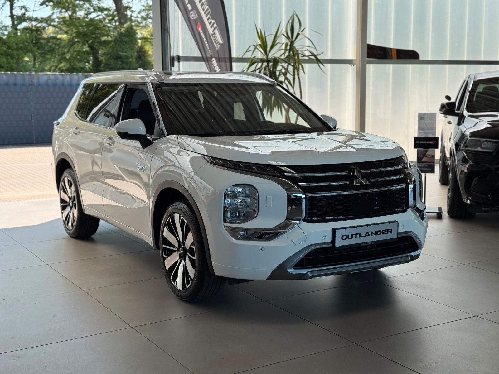 Fahrzeugabbildung Mitsubishi Outlander 2.4 PLUG-IN HYBRID 4WD TOP