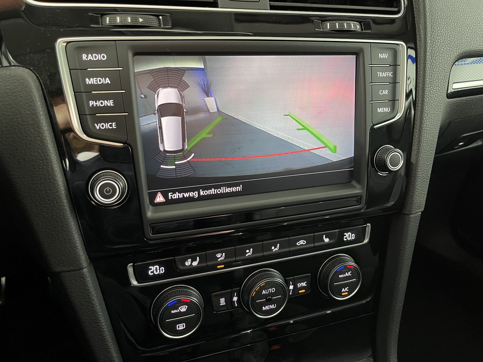 Fahrzeugabbildung Volkswagen Golf R-Line 2.0 TDI*SoftClose*LED*Cam*AHK*DVD*
